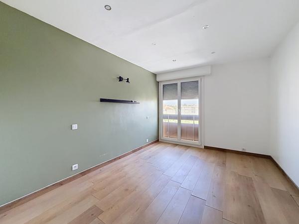 Appartement
         3 pièces
        - 69 m² Exclusivité 164 000 € *