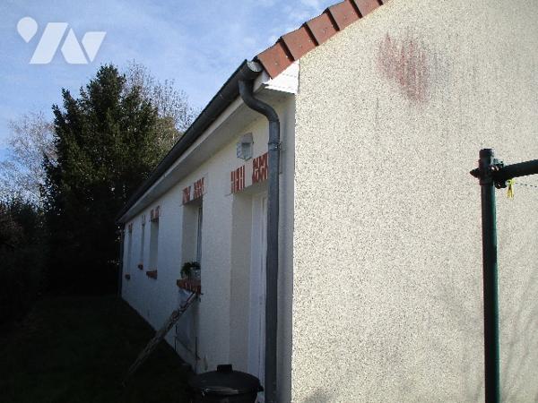 Pavillon de 2009 et grand garage d'environ 200 m² composé d'un atelier, bureau, wc et garage.