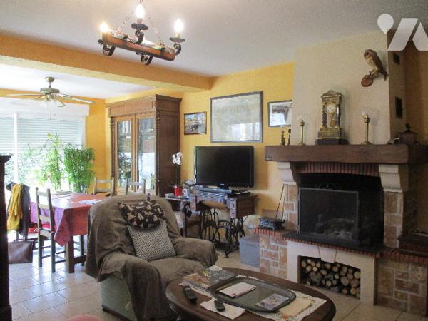 Pavillon de 2009 et grand garage d'environ 200 m² composé d'un atelier, bureau, wc et garage.