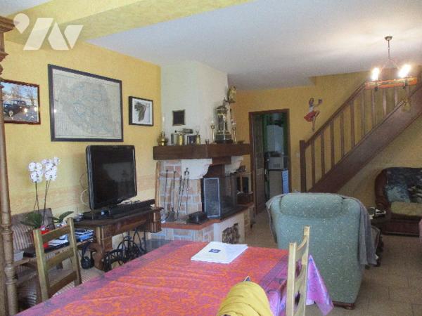 Pavillon de 2009 et grand garage d'environ 200 m² composé d'un atelier, bureau, wc et garage.