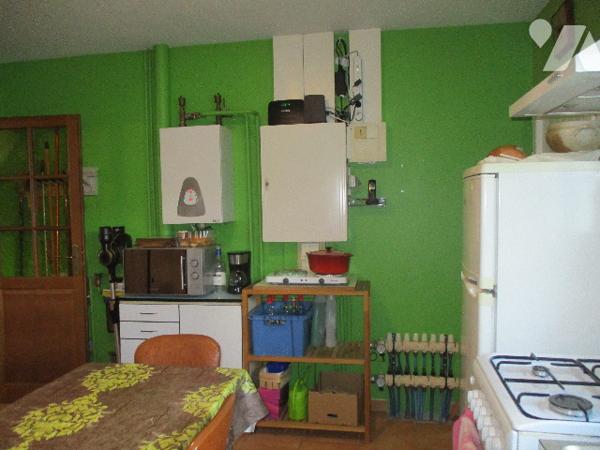 Pavillon de 2009 et grand garage d'environ 200 m² composé d'un atelier, bureau, wc et garage.