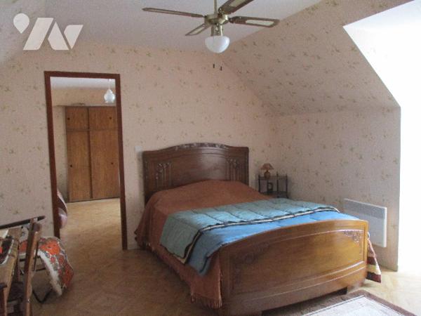 Pavillon de 2009 et grand garage d'environ 200 m² composé d'un atelier, bureau, wc et garage.