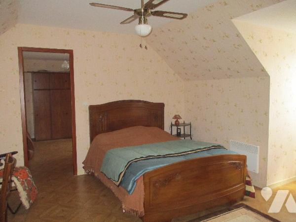 Pavillon de 2009 et grand garage d'environ 200 m² composé d'un atelier, bureau, wc et garage.