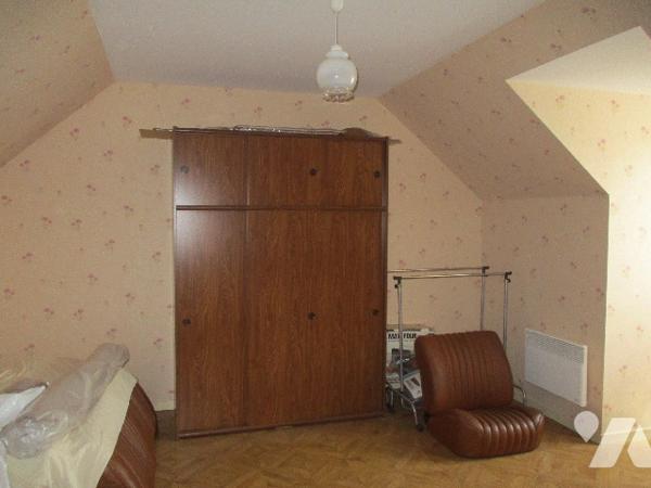 Pavillon de 2009 et grand garage d'environ 200 m² composé d'un atelier, bureau, wc et garage.