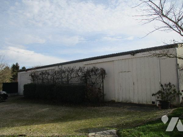 Pavillon de 2009 et grand garage d'environ 200 m² composé d'un atelier, bureau, wc et garage.