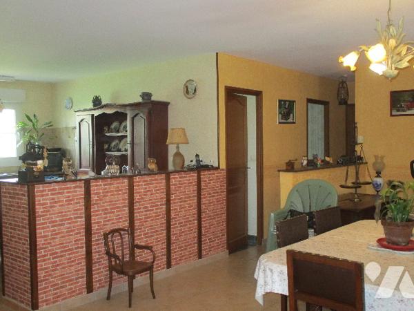 Pavillon de 2009 et grand garage d'environ 200 m² composé d'un atelier, bureau, wc et garage.