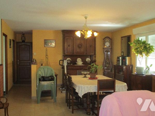 Pavillon de 2009 et grand garage d'environ 200 m² composé d'un atelier, bureau, wc et garage.