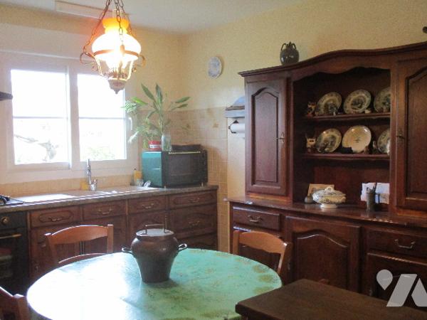 Pavillon de 2009 et grand garage d'environ 200 m² composé d'un atelier, bureau, wc et garage.