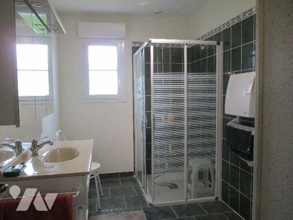 Pavillon de 2009 et grand garage d'environ 200 m² composé d'un atelier, bureau, wc et garage.