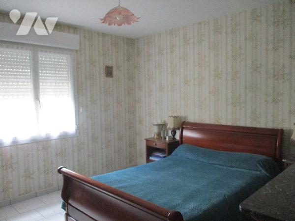 Pavillon de 2009 et grand garage d'environ 200 m² composé d'un atelier, bureau, wc et garage.