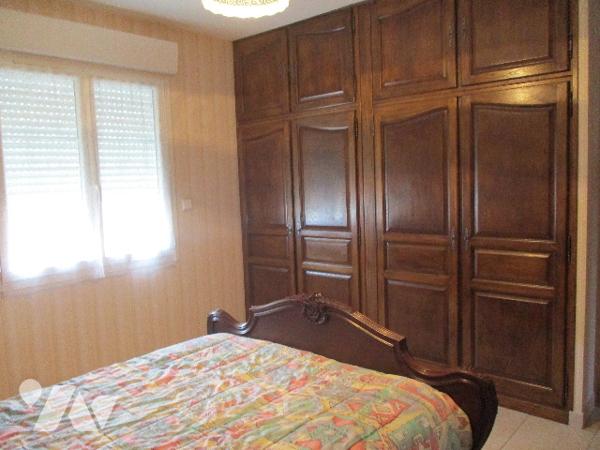 Pavillon de 2009 et grand garage d'environ 200 m² composé d'un atelier, bureau, wc et garage.