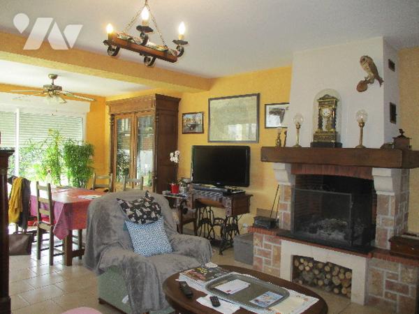 Pavillon de 2009 et grand garage d'environ 200 m² composé d'un atelier, bureau, wc et garage.