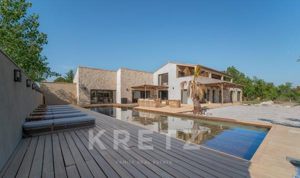 Propriété d’exception à Eygalières – Domaine d'1 hectare, villa contemporaine 500 m², vue Alpilles