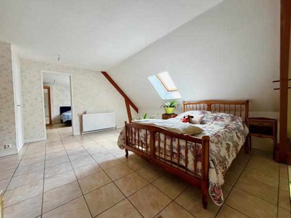 Maison avec vie de plain-pied, sous-sol complet et jardin de 952 m².