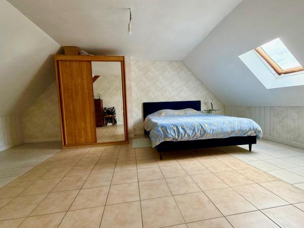 Maison avec vie de plain-pied, sous-sol complet et jardin de 952 m².