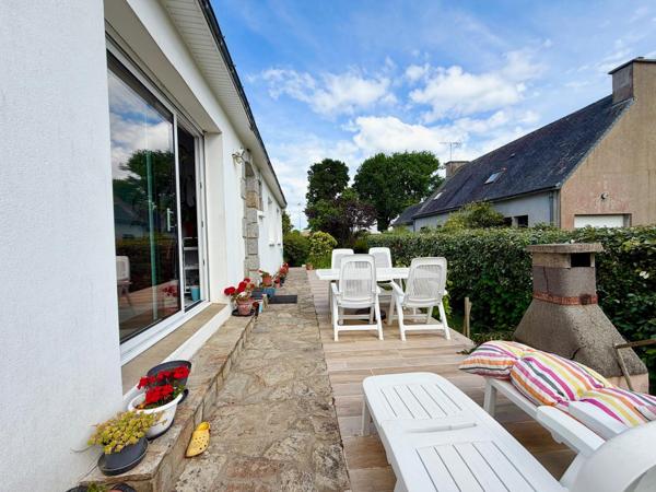 Maison avec vie de plain-pied, sous-sol complet et jardin de 952 m².