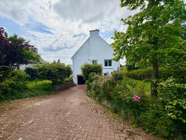 Maison avec vie de plain-pied, sous-sol complet et jardin de 952 m².