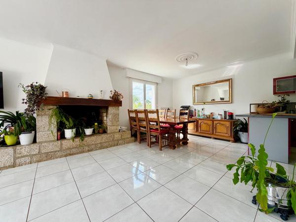 Maison avec vie de plain-pied, sous-sol complet et jardin de 952 m².