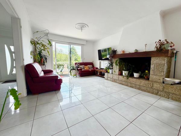 Maison avec vie de plain-pied, sous-sol complet et jardin de 952 m².