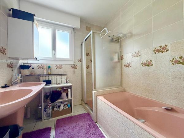 Maison avec vie de plain-pied, sous-sol complet et jardin de 952 m².