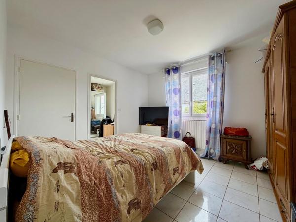 Maison avec vie de plain-pied, sous-sol complet et jardin de 952 m².
