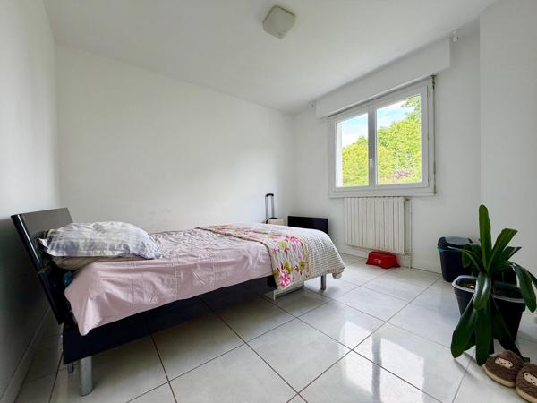 Maison avec vie de plain-pied, sous-sol complet et jardin de 952 m².