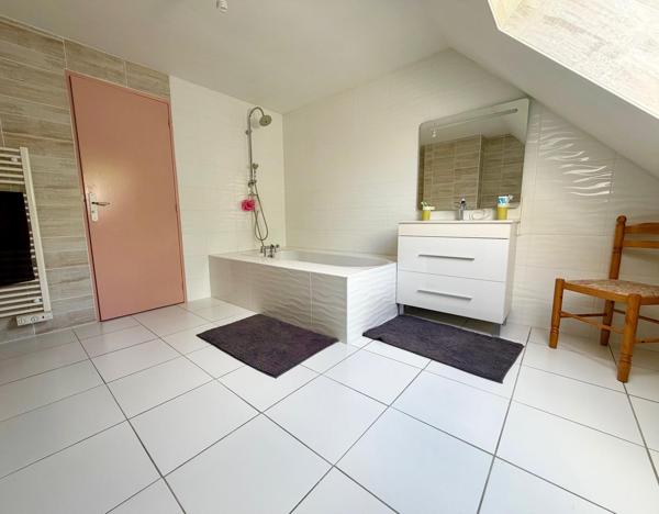 Maison avec vie de plain-pied, sous-sol complet et jardin de 952 m².