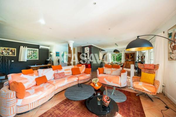 Vente Maison 8 pièces de 211m² - 13320 Bouc-Bel-Air