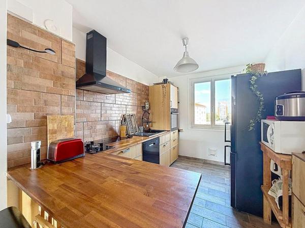 Cusset/Médipole. T3 résidence sécurisée avec parc