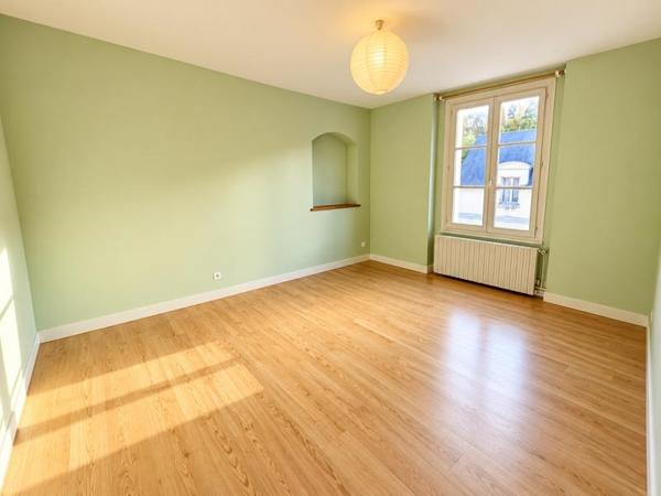 Maison à vendre 270 810 € Pocé-sur-Cisse 8 p 231 m² DPE D