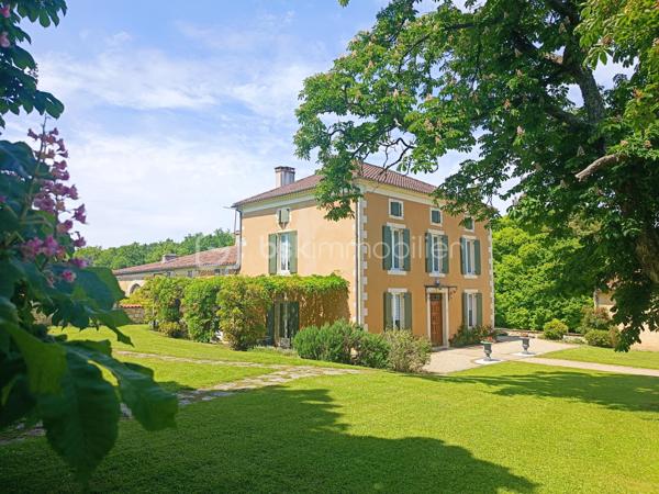 Nichée dans un parc paysager et arboré de 5.69 hectares, cette propriété offre une vue panoramique sur les vallons du Gers. Elle comprend une somptueuse Maison de Maître du XIXe siècle avec une piscine, un gîte indépendant, et diverses annexes....

Maison Principale (316m²) :

Typique d’une maison gasconne, l’entrée se fait au milieu de la bâtisse. De jolies et bien soignées tomettes habillent le sol, ainsi qu’un bel escalier en orme, point de départ pour découvrir cette belle maison entièrement rénovée. La cuisine, avec cheminée en pierre (disposant d’un insert à bois) et arrière-cuisine, se situe du côté droit. Du coté gauche, un double séjour comprenant un salon spacieux et une salle à manger avec cheminée traversante. À chaque pièce de ce rez-de-chaussée, vous pourrez profiter de l’extérieur : chacune dispose d’une porte vitrée vous permettant d’accéder à de multiples terrasses, aux orientations variées.

À la suite du demi-palier, on découvre deux premières chambres, chacune dispose de son WC privé et une salle d’eau partagée.

Au premier étage, deux belles chambres se partagent une autre salle d’eau récemment rénovée ainsi qu’un WC ; ici, les sols sont en bois de châtaignier.

Au deuxième étage, sous les combles aménagés, se trouvent encore deux belles chambres en suite, chacune avec sa salle de bains et son WC.

Une maison chaleureuse et pleine de caractère, parfaitement adaptée à une vie de famille, offrant de beaux volumes et de nombreuses chambres pour accueillir petits et grands, où chacun pourra profiter de son espace tout en partageant des moments conviviaux dans des pièces de vie lumineuses et ouvertes sur l’extérieur.

Gîte (130 m², pour 8 personnes) :
Rez-de-chaussée : Grande pièce de vie avec cuisine à l'américaine ouvrant sur une terrasse, chambre avec salle d'eau et WC.
Premier étage : Suite parentale avec deux chambres, salle de douche et WC, troisième chambre avec salle de douche et WC.

Un Extérieur Bucolique :
Le parc abrite des arbres fruitiers, un verger, un potager, une piscine au sel (12mx6m) avec abri motorisé, un terrain de pétanque, et diverses dépendances.

Emplacement Privilégié :
À 45 minutes d'Agen (aéroport et TGV) et Auch.
À 1h20 de Toulouse (aéroport international).
À 2h de Bordeaux (aéroport international), de l'Océan Atlantique, des Pyrénées et de l'Espagne.

Laissez vous séduire par ce cadre idyllique au cœur de la campagne gersoise.

Avez-vous identifié la maison de vos rêves ? N'hésitez pas à me contacter ; je suis disponible pour toute information complémentaire et pour organiser une visite.