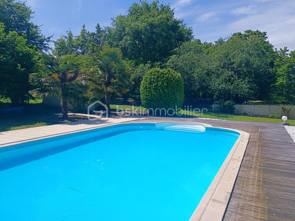 Nichée dans un parc paysager et arboré de 5.69 hectares, cette propriété offre une vue panoramique sur les vallons du Gers. Elle comprend une somptueuse Maison de Maître du XIXe siècle avec une piscine, un gîte indépendant, et diverses annexes....

Maison Principale (316m²) :

Typique d’une maison gasconne, l’entrée se fait au milieu de la bâtisse. De jolies et bien soignées tomettes habillent le sol, ainsi qu’un bel escalier en orme, point de départ pour découvrir cette belle maison entièrement rénovée. La cuisine, avec cheminée en pierre (disposant d’un insert à bois) et arrière-cuisine, se situe du côté droit. Du coté gauche, un double séjour comprenant un salon spacieux et une salle à manger avec cheminée traversante. À chaque pièce de ce rez-de-chaussée, vous pourrez profiter de l’extérieur : chacune dispose d’une porte vitrée vous permettant d’accéder à de multiples terrasses, aux orientations variées.

À la suite du demi-palier, on découvre deux premières chambres, chacune dispose de son WC privé et une salle d’eau partagée.

Au premier étage, deux belles chambres se partagent une autre salle d’eau récemment rénovée ainsi qu’un WC ; ici, les sols sont en bois de châtaignier.

Au deuxième étage, sous les combles aménagés, se trouvent encore deux belles chambres en suite, chacune avec sa salle de bains et son WC.

Une maison chaleureuse et pleine de caractère, parfaitement adaptée à une vie de famille, offrant de beaux volumes et de nombreuses chambres pour accueillir petits et grands, où chacun pourra profiter de son espace tout en partageant des moments conviviaux dans des pièces de vie lumineuses et ouvertes sur l’extérieur.

Gîte (130 m², pour 8 personnes) :
Rez-de-chaussée : Grande pièce de vie avec cuisine à l'américaine ouvrant sur une terrasse, chambre avec salle d'eau et WC.
Premier étage : Suite parentale avec deux chambres, salle de douche et WC, troisième chambre avec salle de douche et WC.

Un Extérieur Bucolique :
Le parc abrite des arbres fruitiers, un verger, un potager, une piscine au sel (12mx6m) avec abri motorisé, un terrain de pétanque, et diverses dépendances.

Emplacement Privilégié :
À 45 minutes d'Agen (aéroport et TGV) et Auch.
À 1h20 de Toulouse (aéroport international).
À 2h de Bordeaux (aéroport international), de l'Océan Atlantique, des Pyrénées et de l'Espagne.

Laissez vous séduire par ce cadre idyllique au cœur de la campagne gersoise.

Avez-vous identifié la maison de vos rêves ? N'hésitez pas à me contacter ; je suis disponible pour toute information complémentaire et pour organiser une visite.