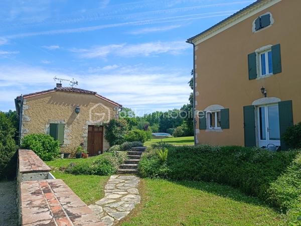 Nichée dans un parc paysager et arboré de 5.69 hectares, cette propriété offre une vue panoramique sur les vallons du Gers. Elle comprend une somptueuse Maison de Maître du XIXe siècle avec une piscine, un gîte indépendant, et diverses annexes....

Maison Principale (316m²) :

Typique d’une maison gasconne, l’entrée se fait au milieu de la bâtisse. De jolies et bien soignées tomettes habillent le sol, ainsi qu’un bel escalier en orme, point de départ pour découvrir cette belle maison entièrement rénovée. La cuisine, avec cheminée en pierre (disposant d’un insert à bois) et arrière-cuisine, se situe du côté droit. Du coté gauche, un double séjour comprenant un salon spacieux et une salle à manger avec cheminée traversante. À chaque pièce de ce rez-de-chaussée, vous pourrez profiter de l’extérieur : chacune dispose d’une porte vitrée vous permettant d’accéder à de multiples terrasses, aux orientations variées.

À la suite du demi-palier, on découvre deux premières chambres, chacune dispose de son WC privé et une salle d’eau partagée.

Au premier étage, deux belles chambres se partagent une autre salle d’eau récemment rénovée ainsi qu’un WC ; ici, les sols sont en bois de châtaignier.

Au deuxième étage, sous les combles aménagés, se trouvent encore deux belles chambres en suite, chacune avec sa salle de bains et son WC.

Une maison chaleureuse et pleine de caractère, parfaitement adaptée à une vie de famille, offrant de beaux volumes et de nombreuses chambres pour accueillir petits et grands, où chacun pourra profiter de son espace tout en partageant des moments conviviaux dans des pièces de vie lumineuses et ouvertes sur l’extérieur.

Gîte (130 m², pour 8 personnes) :
Rez-de-chaussée : Grande pièce de vie avec cuisine à l'américaine ouvrant sur une terrasse, chambre avec salle d'eau et WC.
Premier étage : Suite parentale avec deux chambres, salle de douche et WC, troisième chambre avec salle de douche et WC.

Un Extérieur Bucolique :
Le parc abrite des arbres fruitiers, un verger, un potager, une piscine au sel (12mx6m) avec abri motorisé, un terrain de pétanque, et diverses dépendances.

Emplacement Privilégié :
À 45 minutes d'Agen (aéroport et TGV) et Auch.
À 1h20 de Toulouse (aéroport international).
À 2h de Bordeaux (aéroport international), de l'Océan Atlantique, des Pyrénées et de l'Espagne.

Laissez vous séduire par ce cadre idyllique au cœur de la campagne gersoise.

Avez-vous identifié la maison de vos rêves ? N'hésitez pas à me contacter ; je suis disponible pour toute information complémentaire et pour organiser une visite.