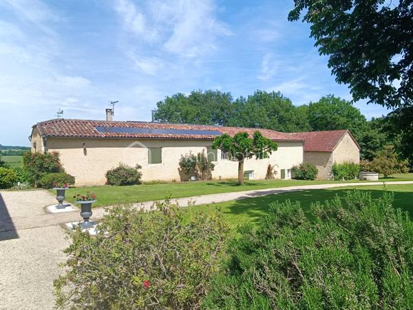 Nichée dans un parc paysager et arboré de 5.69 hectares, cette propriété offre une vue panoramique sur les vallons du Gers. Elle comprend une somptueuse Maison de Maître du XIXe siècle avec une piscine, un gîte indépendant, et diverses annexes....

Maison Principale (316m²) :

Typique d’une maison gasconne, l’entrée se fait au milieu de la bâtisse. De jolies et bien soignées tomettes habillent le sol, ainsi qu’un bel escalier en orme, point de départ pour découvrir cette belle maison entièrement rénovée. La cuisine, avec cheminée en pierre (disposant d’un insert à bois) et arrière-cuisine, se situe du côté droit. Du coté gauche, un double séjour comprenant un salon spacieux et une salle à manger avec cheminée traversante. À chaque pièce de ce rez-de-chaussée, vous pourrez profiter de l’extérieur : chacune dispose d’une porte vitrée vous permettant d’accéder à de multiples terrasses, aux orientations variées.

À la suite du demi-palier, on découvre deux premières chambres, chacune dispose de son WC privé et une salle d’eau partagée.

Au premier étage, deux belles chambres se partagent une autre salle d’eau récemment rénovée ainsi qu’un WC ; ici, les sols sont en bois de châtaignier.

Au deuxième étage, sous les combles aménagés, se trouvent encore deux belles chambres en suite, chacune avec sa salle de bains et son WC.

Une maison chaleureuse et pleine de caractère, parfaitement adaptée à une vie de famille, offrant de beaux volumes et de nombreuses chambres pour accueillir petits et grands, où chacun pourra profiter de son espace tout en partageant des moments conviviaux dans des pièces de vie lumineuses et ouvertes sur l’extérieur.

Gîte (130 m², pour 8 personnes) :
Rez-de-chaussée : Grande pièce de vie avec cuisine à l'américaine ouvrant sur une terrasse, chambre avec salle d'eau et WC.
Premier étage : Suite parentale avec deux chambres, salle de douche et WC, troisième chambre avec salle de douche et WC.

Un Extérieur Bucolique :
Le parc abrite des arbres fruitiers, un verger, un potager, une piscine au sel (12mx6m) avec abri motorisé, un terrain de pétanque, et diverses dépendances.

Emplacement Privilégié :
À 45 minutes d'Agen (aéroport et TGV) et Auch.
À 1h20 de Toulouse (aéroport international).
À 2h de Bordeaux (aéroport international), de l'Océan Atlantique, des Pyrénées et de l'Espagne.

Laissez vous séduire par ce cadre idyllique au cœur de la campagne gersoise.

Avez-vous identifié la maison de vos rêves ? N'hésitez pas à me contacter ; je suis disponible pour toute information complémentaire et pour organiser une visite.