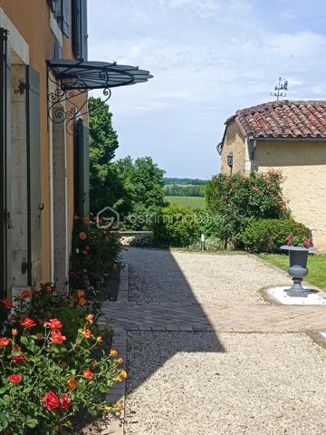 Nichée dans un parc paysager et arboré de 5.69 hectares, cette propriété offre une vue panoramique sur les vallons du Gers. Elle comprend une somptueuse Maison de Maître du XIXe siècle avec une piscine, un gîte indépendant, et diverses annexes....

Maison Principale (316m²) :

Typique d’une maison gasconne, l’entrée se fait au milieu de la bâtisse. De jolies et bien soignées tomettes habillent le sol, ainsi qu’un bel escalier en orme, point de départ pour découvrir cette belle maison entièrement rénovée. La cuisine, avec cheminée en pierre (disposant d’un insert à bois) et arrière-cuisine, se situe du côté droit. Du coté gauche, un double séjour comprenant un salon spacieux et une salle à manger avec cheminée traversante. À chaque pièce de ce rez-de-chaussée, vous pourrez profiter de l’extérieur : chacune dispose d’une porte vitrée vous permettant d’accéder à de multiples terrasses, aux orientations variées.

À la suite du demi-palier, on découvre deux premières chambres, chacune dispose de son WC privé et une salle d’eau partagée.

Au premier étage, deux belles chambres se partagent une autre salle d’eau récemment rénovée ainsi qu’un WC ; ici, les sols sont en bois de châtaignier.

Au deuxième étage, sous les combles aménagés, se trouvent encore deux belles chambres en suite, chacune avec sa salle de bains et son WC.

Une maison chaleureuse et pleine de caractère, parfaitement adaptée à une vie de famille, offrant de beaux volumes et de nombreuses chambres pour accueillir petits et grands, où chacun pourra profiter de son espace tout en partageant des moments conviviaux dans des pièces de vie lumineuses et ouvertes sur l’extérieur.

Gîte (130 m², pour 8 personnes) :
Rez-de-chaussée : Grande pièce de vie avec cuisine à l'américaine ouvrant sur une terrasse, chambre avec salle d'eau et WC.
Premier étage : Suite parentale avec deux chambres, salle de douche et WC, troisième chambre avec salle de douche et WC.

Un Extérieur Bucolique :
Le parc abrite des arbres fruitiers, un verger, un potager, une piscine au sel (12mx6m) avec abri motorisé, un terrain de pétanque, et diverses dépendances.

Emplacement Privilégié :
À 45 minutes d'Agen (aéroport et TGV) et Auch.
À 1h20 de Toulouse (aéroport international).
À 2h de Bordeaux (aéroport international), de l'Océan Atlantique, des Pyrénées et de l'Espagne.

Laissez vous séduire par ce cadre idyllique au cœur de la campagne gersoise.

Avez-vous identifié la maison de vos rêves ? N'hésitez pas à me contacter ; je suis disponible pour toute information complémentaire et pour organiser une visite.