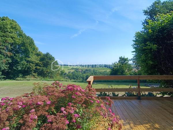Nichée dans un parc paysager et arboré de 5.69 hectares, cette propriété offre une vue panoramique sur les vallons du Gers. Elle comprend une somptueuse Maison de Maître du XIXe siècle avec une piscine, un gîte indépendant, et diverses annexes....

Maison Principale (316m²) :

Typique d’une maison gasconne, l’entrée se fait au milieu de la bâtisse. De jolies et bien soignées tomettes habillent le sol, ainsi qu’un bel escalier en orme, point de départ pour découvrir cette belle maison entièrement rénovée. La cuisine, avec cheminée en pierre (disposant d’un insert à bois) et arrière-cuisine, se situe du côté droit. Du coté gauche, un double séjour comprenant un salon spacieux et une salle à manger avec cheminée traversante. À chaque pièce de ce rez-de-chaussée, vous pourrez profiter de l’extérieur : chacune dispose d’une porte vitrée vous permettant d’accéder à de multiples terrasses, aux orientations variées.

À la suite du demi-palier, on découvre deux premières chambres, chacune dispose de son WC privé et une salle d’eau partagée.

Au premier étage, deux belles chambres se partagent une autre salle d’eau récemment rénovée ainsi qu’un WC ; ici, les sols sont en bois de châtaignier.

Au deuxième étage, sous les combles aménagés, se trouvent encore deux belles chambres en suite, chacune avec sa salle de bains et son WC.

Une maison chaleureuse et pleine de caractère, parfaitement adaptée à une vie de famille, offrant de beaux volumes et de nombreuses chambres pour accueillir petits et grands, où chacun pourra profiter de son espace tout en partageant des moments conviviaux dans des pièces de vie lumineuses et ouvertes sur l’extérieur.

Gîte (130 m², pour 8 personnes) :
Rez-de-chaussée : Grande pièce de vie avec cuisine à l'américaine ouvrant sur une terrasse, chambre avec salle d'eau et WC.
Premier étage : Suite parentale avec deux chambres, salle de douche et WC, troisième chambre avec salle de douche et WC.

Un Extérieur Bucolique :
Le parc abrite des arbres fruitiers, un verger, un potager, une piscine au sel (12mx6m) avec abri motorisé, un terrain de pétanque, et diverses dépendances.

Emplacement Privilégié :
À 45 minutes d'Agen (aéroport et TGV) et Auch.
À 1h20 de Toulouse (aéroport international).
À 2h de Bordeaux (aéroport international), de l'Océan Atlantique, des Pyrénées et de l'Espagne.

Laissez vous séduire par ce cadre idyllique au cœur de la campagne gersoise.

Avez-vous identifié la maison de vos rêves ? N'hésitez pas à me contacter ; je suis disponible pour toute information complémentaire et pour organiser une visite.