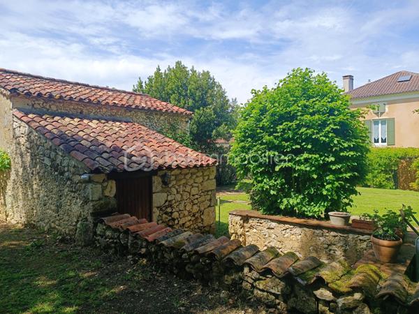 Nichée dans un parc paysager et arboré de 5.69 hectares, cette propriété offre une vue panoramique sur les vallons du Gers. Elle comprend une somptueuse Maison de Maître du XIXe siècle avec une piscine, un gîte indépendant, et diverses annexes....

Maison Principale (316m²) :

Typique d’une maison gasconne, l’entrée se fait au milieu de la bâtisse. De jolies et bien soignées tomettes habillent le sol, ainsi qu’un bel escalier en orme, point de départ pour découvrir cette belle maison entièrement rénovée. La cuisine, avec cheminée en pierre (disposant d’un insert à bois) et arrière-cuisine, se situe du côté droit. Du coté gauche, un double séjour comprenant un salon spacieux et une salle à manger avec cheminée traversante. À chaque pièce de ce rez-de-chaussée, vous pourrez profiter de l’extérieur : chacune dispose d’une porte vitrée vous permettant d’accéder à de multiples terrasses, aux orientations variées.

À la suite du demi-palier, on découvre deux premières chambres, chacune dispose de son WC privé et une salle d’eau partagée.

Au premier étage, deux belles chambres se partagent une autre salle d’eau récemment rénovée ainsi qu’un WC ; ici, les sols sont en bois de châtaignier.

Au deuxième étage, sous les combles aménagés, se trouvent encore deux belles chambres en suite, chacune avec sa salle de bains et son WC.

Une maison chaleureuse et pleine de caractère, parfaitement adaptée à une vie de famille, offrant de beaux volumes et de nombreuses chambres pour accueillir petits et grands, où chacun pourra profiter de son espace tout en partageant des moments conviviaux dans des pièces de vie lumineuses et ouvertes sur l’extérieur.

Gîte (130 m², pour 8 personnes) :
Rez-de-chaussée : Grande pièce de vie avec cuisine à l'américaine ouvrant sur une terrasse, chambre avec salle d'eau et WC.
Premier étage : Suite parentale avec deux chambres, salle de douche et WC, troisième chambre avec salle de douche et WC.

Un Extérieur Bucolique :
Le parc abrite des arbres fruitiers, un verger, un potager, une piscine au sel (12mx6m) avec abri motorisé, un terrain de pétanque, et diverses dépendances.

Emplacement Privilégié :
À 45 minutes d'Agen (aéroport et TGV) et Auch.
À 1h20 de Toulouse (aéroport international).
À 2h de Bordeaux (aéroport international), de l'Océan Atlantique, des Pyrénées et de l'Espagne.

Laissez vous séduire par ce cadre idyllique au cœur de la campagne gersoise.

Avez-vous identifié la maison de vos rêves ? N'hésitez pas à me contacter ; je suis disponible pour toute information complémentaire et pour organiser une visite.