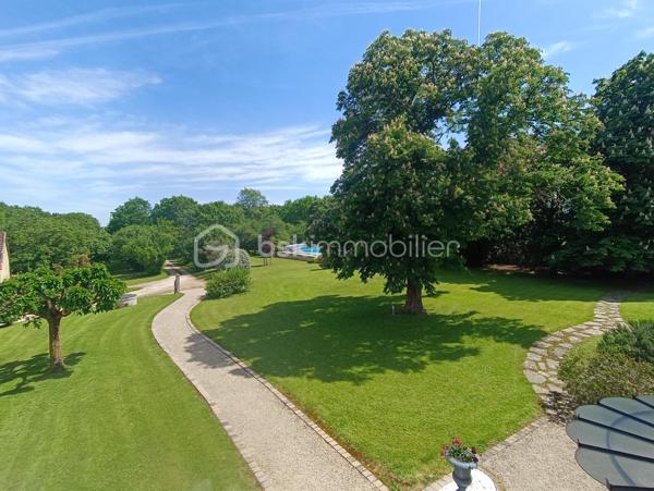Nichée dans un parc paysager et arboré de 5.69 hectares, cette propriété offre une vue panoramique sur les vallons du Gers. Elle comprend une somptueuse Maison de Maître du XIXe siècle avec une piscine, un gîte indépendant, et diverses annexes....

Maison Principale (316m²) :

Typique d’une maison gasconne, l’entrée se fait au milieu de la bâtisse. De jolies et bien soignées tomettes habillent le sol, ainsi qu’un bel escalier en orme, point de départ pour découvrir cette belle maison entièrement rénovée. La cuisine, avec cheminée en pierre (disposant d’un insert à bois) et arrière-cuisine, se situe du côté droit. Du coté gauche, un double séjour comprenant un salon spacieux et une salle à manger avec cheminée traversante. À chaque pièce de ce rez-de-chaussée, vous pourrez profiter de l’extérieur : chacune dispose d’une porte vitrée vous permettant d’accéder à de multiples terrasses, aux orientations variées.

À la suite du demi-palier, on découvre deux premières chambres, chacune dispose de son WC privé et une salle d’eau partagée.

Au premier étage, deux belles chambres se partagent une autre salle d’eau récemment rénovée ainsi qu’un WC ; ici, les sols sont en bois de châtaignier.

Au deuxième étage, sous les combles aménagés, se trouvent encore deux belles chambres en suite, chacune avec sa salle de bains et son WC.

Une maison chaleureuse et pleine de caractère, parfaitement adaptée à une vie de famille, offrant de beaux volumes et de nombreuses chambres pour accueillir petits et grands, où chacun pourra profiter de son espace tout en partageant des moments conviviaux dans des pièces de vie lumineuses et ouvertes sur l’extérieur.

Gîte (130 m², pour 8 personnes) :
Rez-de-chaussée : Grande pièce de vie avec cuisine à l'américaine ouvrant sur une terrasse, chambre avec salle d'eau et WC.
Premier étage : Suite parentale avec deux chambres, salle de douche et WC, troisième chambre avec salle de douche et WC.

Un Extérieur Bucolique :
Le parc abrite des arbres fruitiers, un verger, un potager, une piscine au sel (12mx6m) avec abri motorisé, un terrain de pétanque, et diverses dépendances.

Emplacement Privilégié :
À 45 minutes d'Agen (aéroport et TGV) et Auch.
À 1h20 de Toulouse (aéroport international).
À 2h de Bordeaux (aéroport international), de l'Océan Atlantique, des Pyrénées et de l'Espagne.

Laissez vous séduire par ce cadre idyllique au cœur de la campagne gersoise.

Avez-vous identifié la maison de vos rêves ? N'hésitez pas à me contacter ; je suis disponible pour toute information complémentaire et pour organiser une visite.