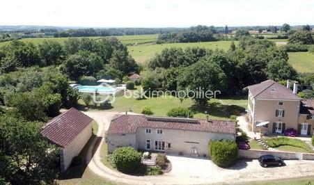 Nichée dans un parc paysager et arboré de 5.69 hectares, cette propriété offre une vue panoramique sur les vallons du Gers. Elle comprend une somptueuse Maison de Maître du XIXe siècle avec une piscine, un gîte indépendant, et diverses annexes....

Maison Principale (316m²) :

Typique d’une maison gasconne, l’entrée se fait au milieu de la bâtisse. De jolies et bien soignées tomettes habillent le sol, ainsi qu’un bel escalier en orme, point de départ pour découvrir cette belle maison entièrement rénovée. La cuisine, avec cheminée en pierre (disposant d’un insert à bois) et arrière-cuisine, se situe du côté droit. Du coté gauche, un double séjour comprenant un salon spacieux et une salle à manger avec cheminée traversante. À chaque pièce de ce rez-de-chaussée, vous pourrez profiter de l’extérieur : chacune dispose d’une porte vitrée vous permettant d’accéder à de multiples terrasses, aux orientations variées.

À la suite du demi-palier, on découvre deux premières chambres, chacune dispose de son WC privé et une salle d’eau partagée.

Au premier étage, deux belles chambres se partagent une autre salle d’eau récemment rénovée ainsi qu’un WC ; ici, les sols sont en bois de châtaignier.

Au deuxième étage, sous les combles aménagés, se trouvent encore deux belles chambres en suite, chacune avec sa salle de bains et son WC.

Une maison chaleureuse et pleine de caractère, parfaitement adaptée à une vie de famille, offrant de beaux volumes et de nombreuses chambres pour accueillir petits et grands, où chacun pourra profiter de son espace tout en partageant des moments conviviaux dans des pièces de vie lumineuses et ouvertes sur l’extérieur.

Gîte (130 m², pour 8 personnes) :
Rez-de-chaussée : Grande pièce de vie avec cuisine à l'américaine ouvrant sur une terrasse, chambre avec salle d'eau et WC.
Premier étage : Suite parentale avec deux chambres, salle de douche et WC, troisième chambre avec salle de douche et WC.

Un Extérieur Bucolique :
Le parc abrite des arbres fruitiers, un verger, un potager, une piscine au sel (12mx6m) avec abri motorisé, un terrain de pétanque, et diverses dépendances.

Emplacement Privilégié :
À 45 minutes d'Agen (aéroport et TGV) et Auch.
À 1h20 de Toulouse (aéroport international).
À 2h de Bordeaux (aéroport international), de l'Océan Atlantique, des Pyrénées et de l'Espagne.

Laissez vous séduire par ce cadre idyllique au cœur de la campagne gersoise.

Avez-vous identifié la maison de vos rêves ? N'hésitez pas à me contacter ; je suis disponible pour toute information complémentaire et pour organiser une visite.