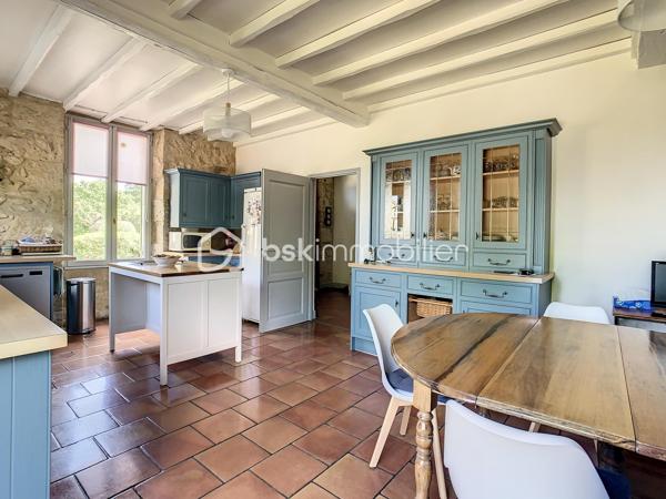 Nichée dans un parc paysager et arboré de 5.69 hectares, cette propriété offre une vue panoramique sur les vallons du Gers. Elle comprend une somptueuse Maison de Maître du XIXe siècle avec une piscine, un gîte indépendant, et diverses annexes....

Maison Principale (316m²) :

Typique d’une maison gasconne, l’entrée se fait au milieu de la bâtisse. De jolies et bien soignées tomettes habillent le sol, ainsi qu’un bel escalier en orme, point de départ pour découvrir cette belle maison entièrement rénovée. La cuisine, avec cheminée en pierre (disposant d’un insert à bois) et arrière-cuisine, se situe du côté droit. Du coté gauche, un double séjour comprenant un salon spacieux et une salle à manger avec cheminée traversante. À chaque pièce de ce rez-de-chaussée, vous pourrez profiter de l’extérieur : chacune dispose d’une porte vitrée vous permettant d’accéder à de multiples terrasses, aux orientations variées.

À la suite du demi-palier, on découvre deux premières chambres, chacune dispose de son WC privé et une salle d’eau partagée.

Au premier étage, deux belles chambres se partagent une autre salle d’eau récemment rénovée ainsi qu’un WC ; ici, les sols sont en bois de châtaignier.

Au deuxième étage, sous les combles aménagés, se trouvent encore deux belles chambres en suite, chacune avec sa salle de bains et son WC.

Une maison chaleureuse et pleine de caractère, parfaitement adaptée à une vie de famille, offrant de beaux volumes et de nombreuses chambres pour accueillir petits et grands, où chacun pourra profiter de son espace tout en partageant des moments conviviaux dans des pièces de vie lumineuses et ouvertes sur l’extérieur.

Gîte (130 m², pour 8 personnes) :
Rez-de-chaussée : Grande pièce de vie avec cuisine à l'américaine ouvrant sur une terrasse, chambre avec salle d'eau et WC.
Premier étage : Suite parentale avec deux chambres, salle de douche et WC, troisième chambre avec salle de douche et WC.

Un Extérieur Bucolique :
Le parc abrite des arbres fruitiers, un verger, un potager, une piscine au sel (12mx6m) avec abri motorisé, un terrain de pétanque, et diverses dépendances.

Emplacement Privilégié :
À 45 minutes d'Agen (aéroport et TGV) et Auch.
À 1h20 de Toulouse (aéroport international).
À 2h de Bordeaux (aéroport international), de l'Océan Atlantique, des Pyrénées et de l'Espagne.

Laissez vous séduire par ce cadre idyllique au cœur de la campagne gersoise.

Avez-vous identifié la maison de vos rêves ? N'hésitez pas à me contacter ; je suis disponible pour toute information complémentaire et pour organiser une visite.
