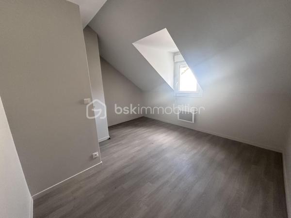 Secteur Montjoyeux, venez découvrir cette maison mitoyenne sur 3 niveaux, comprenant : 
Au rdc, garage avec cave + entrée 
Premier niveau avec séjour salon et cuisine à aménager avec accès au jardin ainsi qu'un wc 
second niveau 2 chambres + 1 sdb + 1 wc 
et une grande chambre au dernier étage