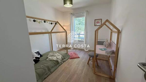 Maison neuve  jumelee avec jardin