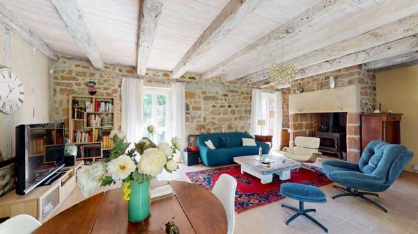 Maison ancienne - Terrasson Belle propriété de caractère offrant plus de 21 hectares, aux portes du Périgord Noir, dans un emplacement calme et isolé entre MONTIGNAC, TERRASSON et HAUTEFORT.