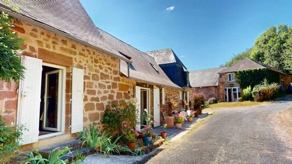 Maison ancienne - Terrasson Belle propriété de caractère offrant plus de 21 hectares, aux portes du Périgord Noir, dans un emplacement calme et isolé entre MONTIGNAC, TERRASSON et HAUTEFORT.