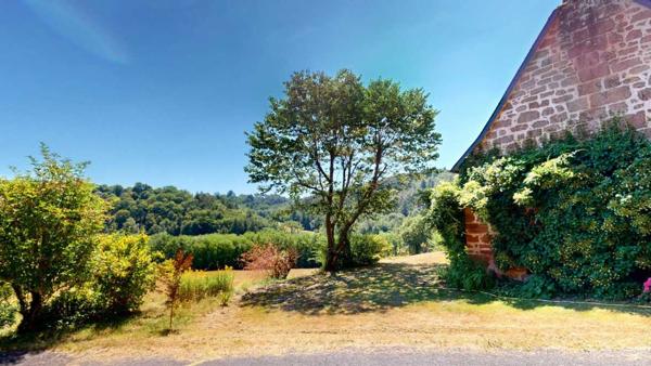 Maison ancienne - Terrasson Belle propriété de caractère offrant plus de 21 hectares, aux portes du Périgord Noir, dans un emplacement calme et isolé entre MONTIGNAC, TERRASSON et HAUTEFORT.