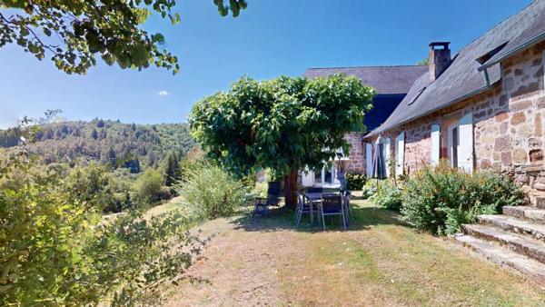 Maison ancienne - Terrasson Belle propriété de caractère offrant plus de 21 hectares, aux portes du Périgord Noir, dans un emplacement calme et isolé entre MONTIGNAC, TERRASSON et HAUTEFORT.