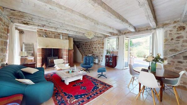 Maison ancienne - Terrasson Belle propriété de caractère offrant plus de 21 hectares, aux portes du Périgord Noir, dans un emplacement calme et isolé entre MONTIGNAC, TERRASSON et HAUTEFORT.