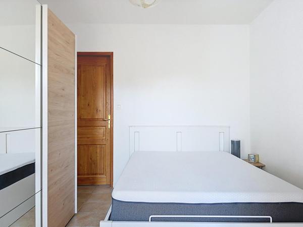 Petite pépite à deux pas du centre d' Embrun!!! Rare sur le secteur!!