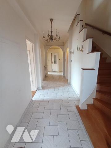 Centre-ville de Condé sur Noireau, une maison d'habitation en copropriété de 7 pièces principal...