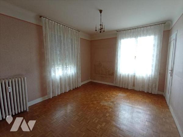 Centre-ville de Condé sur Noireau, une maison d'habitation en copropriété de 7 pièces principal...